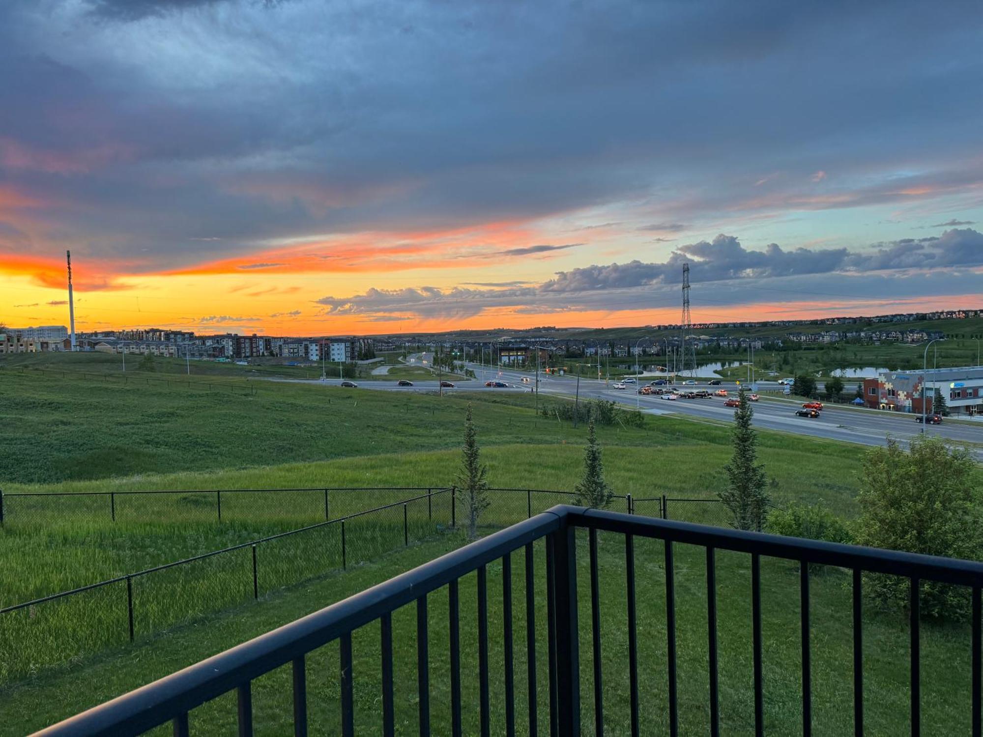 Luxury Lakeview - 2500sqft Of Private Space With 5 Beds, 4 Bath, 2 Living Rooms, Kitchen, Ac, Jacuzzi, 18-min To Airport, 20-min To Downtown, 80-min To Banff Hébergement de vacances