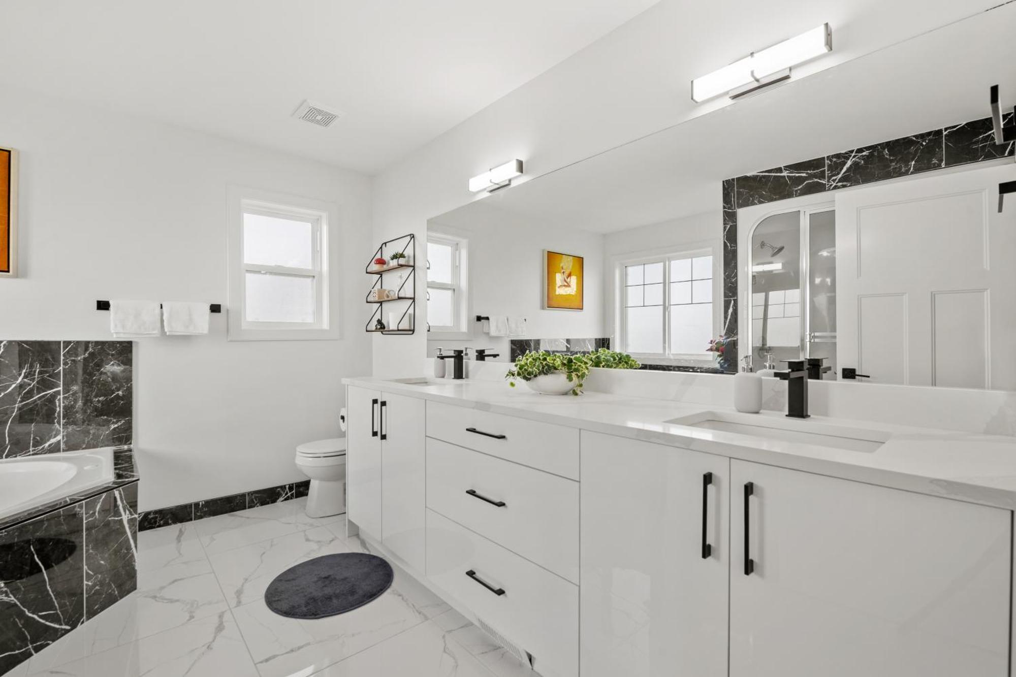 Luxury Lakeview - 2500sqft Of Private Space With 5 Beds, 4 Bath, 2 Living Rooms, Kitchen, Ac, Jacuzzi, 18-min To Airport, 20-min To Downtown, 80-min To Banff *