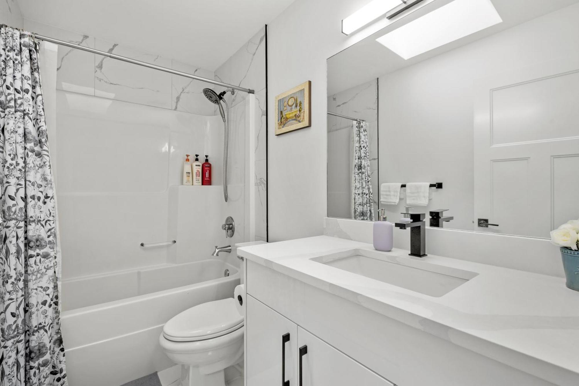 Luxury Lakeview - 2500sqft Of Private Space With 5 Beds, 4 Bath, 2 Living Rooms, Kitchen, Ac, Jacuzzi, 18-min To Airport, 20-min To Downtown, 80-min To Banff Hébergement de vacances Calgary