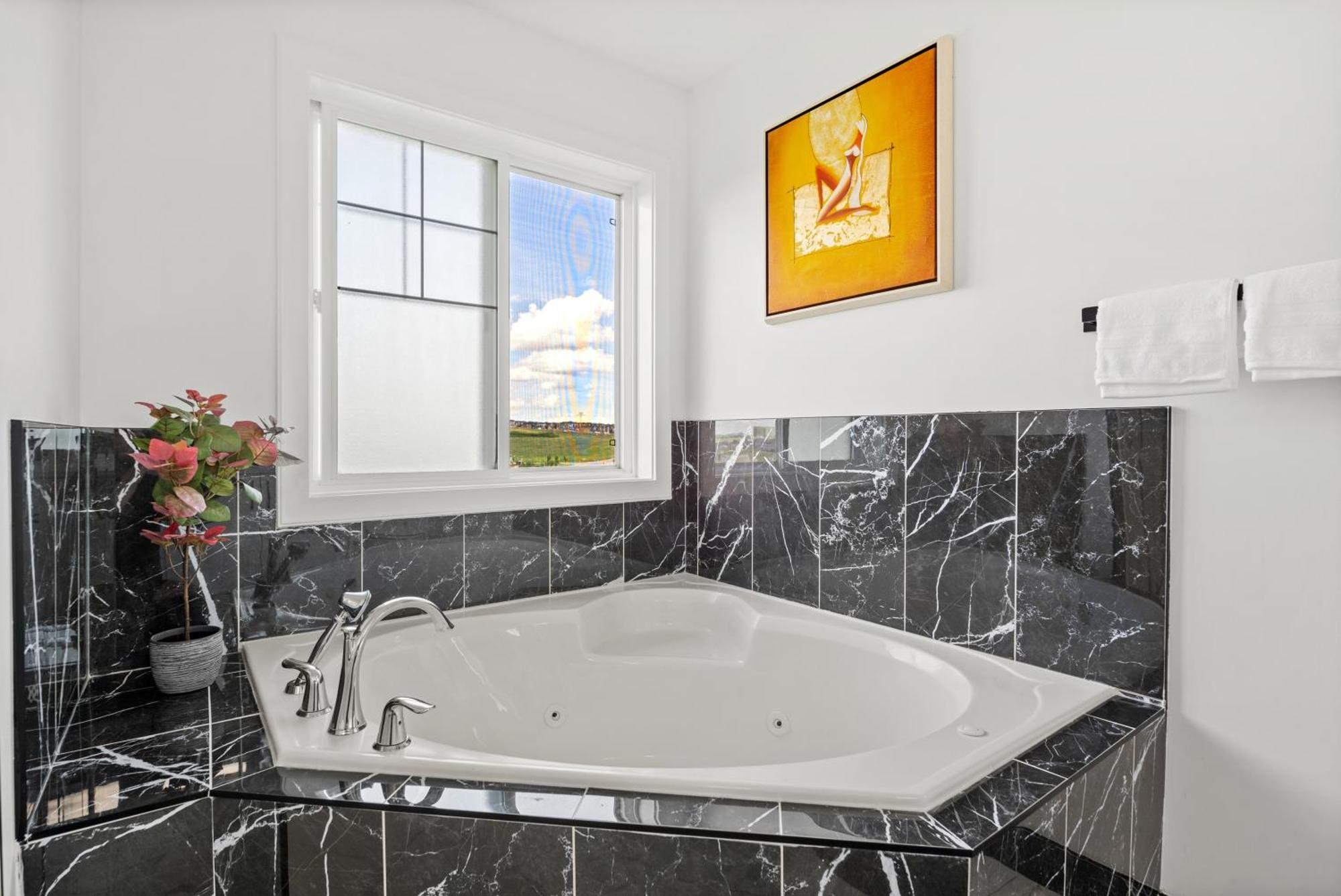 Hébergement de vacances Luxury Lakeview - 2500sqft Of Private Space With 5 Beds, 4 Bath, 2 Living Rooms, Kitchen, Ac, Jacuzzi, 18-min To Airport, 20-min To Downtown, 80-min To Banff