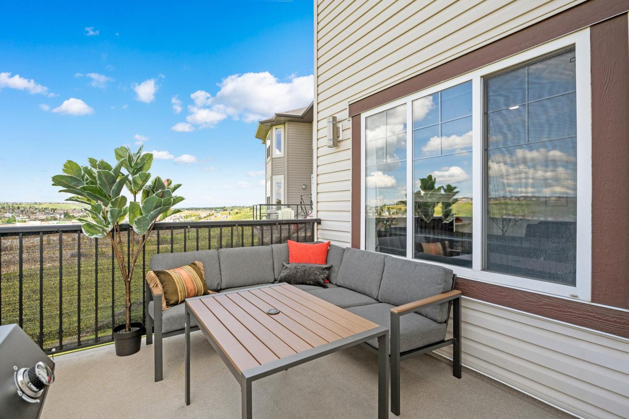 Hébergement de vacances Luxury Lakeview - 2500sqft Of Private Space With 5 Beds, 4 Bath, 2 Living Rooms, Kitchen, Ac, Jacuzzi, 18-min To Airport, 20-min To Downtown, 80-min To Banff *