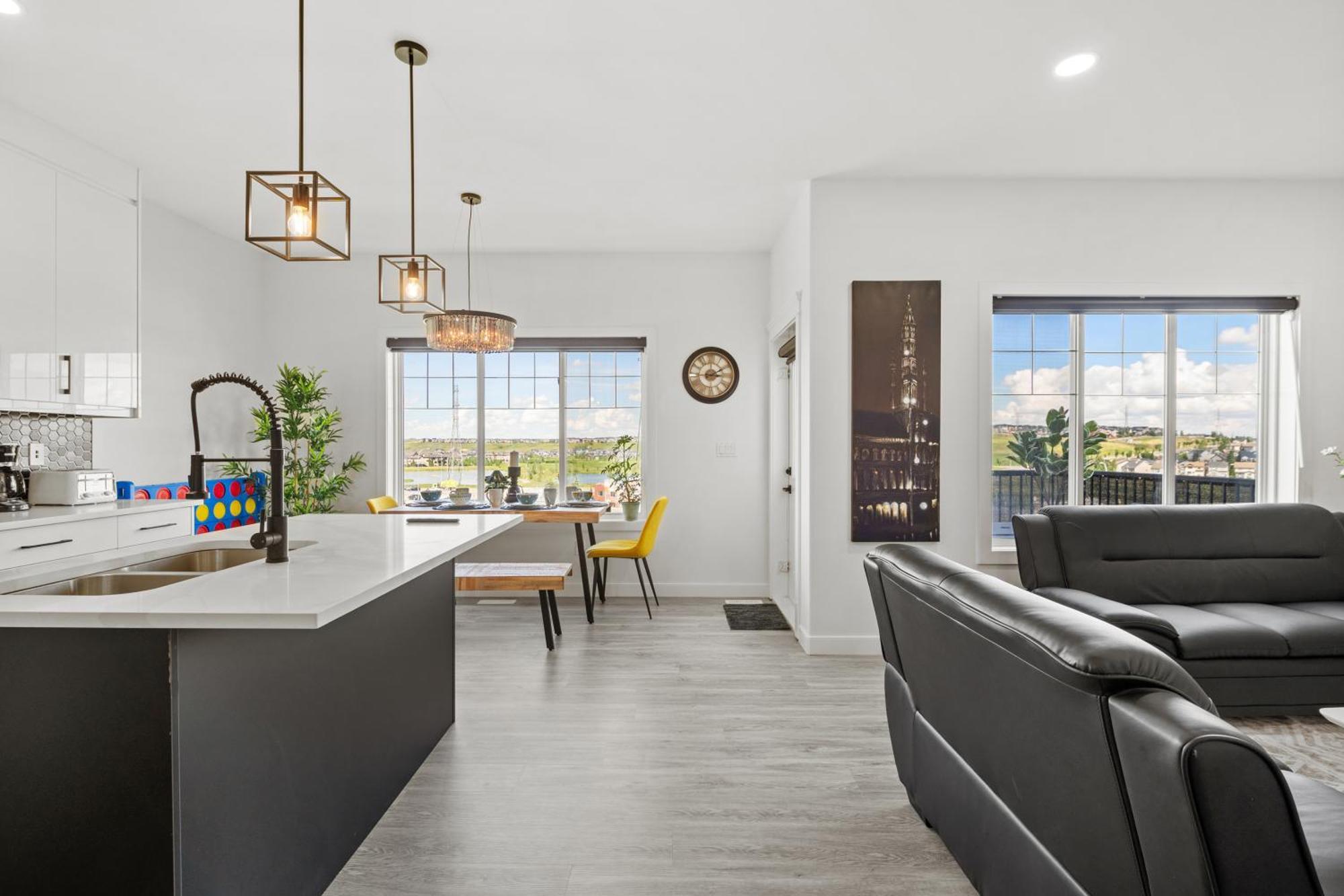 Luxury Lakeview - 2500sqft Of Private Space With 5 Beds, 4 Bath, 2 Living Rooms, Kitchen, Ac, Jacuzzi, 18-min To Airport, 20-min To Downtown, 80-min To Banff Hébergement de vacances